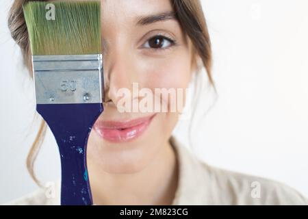 Jeune femme tenant une brosse Banque D'Images