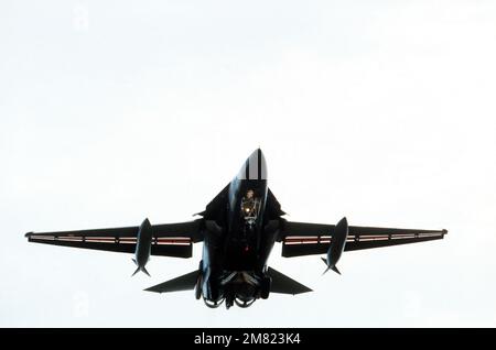 Vue de dessous avant d'un avion F-111 de la Royal Australian Air Force (RAAF) qui part de la base RAAF de Darwin pendant l'EXERCICE conjoint Australie/Nouvelle-Zélande/États-Unis BLACK '84. Sujet opération/série : NOIR PITCH '84 pays : Australie (AUS) Banque D'Images