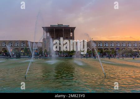 ISFAHAN, IRAN - 10 JUILLET 2019 : Palais Ali Qapu derrière les fontaines de la place Naqsh-e Jahan à Isfahan, Iran Banque D'Images