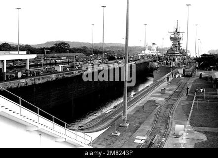 Vue en hauteur de l'arc du navire de guerre USS NEW JERSEY (BB 62) entrant dans la chambre est de niveau inférieur des écluses de Gatun lorsqu'il traverse le canal. Le bateau de croisière ISLAND PRINCESS, arrière-plan, entre dans la chambre ouest en même temps. État: Zone Canal pays: Panama (PAN) Banque D'Images