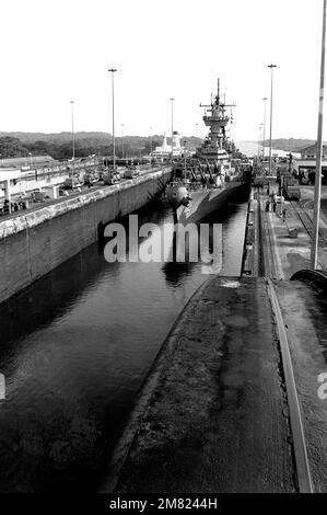 Vue en hauteur de l'arc du navire de guerre USS NEW JERSEY (BB 62) entrant dans la chambre est de niveau inférieur des écluses de Gatun lorsqu'il traverse le canal. Le bateau de croisière ISLAND PRINCESS (arrière-plan) entre dans la chambre ouest en même temps. État: Zone Canal pays: Panama (PAN) Banque D'Images