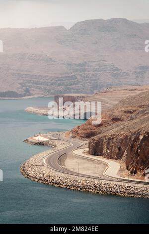 Route côtière du désert à Musandam Oman prise en mai 2022 Banque D'Images