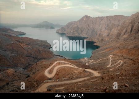 Route sinueuse de montagne à Musandam Oman prise en mai 2022 Banque D'Images
