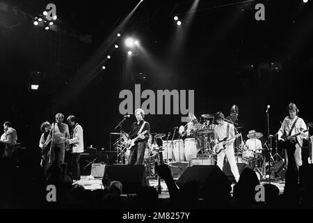 Jimmy page, Eric Clapton, Stevie Linwood, Andy Fair-weather Low, Bill Wyman, Charlie Watts et Jeff Beck en concert lors de la tournée DES ARMES à Los Angeles, en Californie, sur 5 décembre 1983. Crédit : Kevin Estrada/MediaPunch Banque D'Images