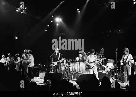 Jimmy page, Eric Clapton, Stevie Linwood, Andy Fair-weather Low, Bill Wyman, Charlie Watts et Jeff Beck en concert lors de la tournée DES ARMES à Los Angeles, en Californie, sur 5 décembre 1983. Crédit : Kevin Estrada/MediaPunch Banque D'Images