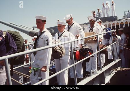 Les membres de l'équipage débarquent du cuirassé USS NEW JERSEY (BB 62) lors de leur retour au port d'origine après 11 mois en mer. Base: Naval Air Station, long Beach État: Californie (CA) pays: Etats-Unis d'Amérique (USA) Banque D'Images