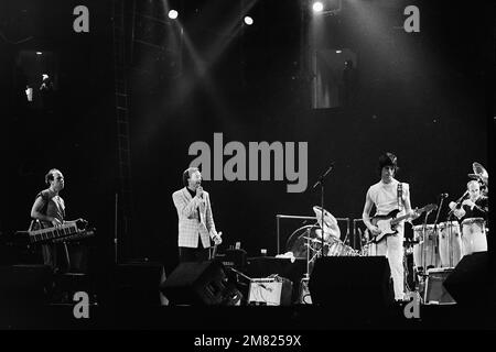 Jimmy page, Eric Clapton, Stevie Linwood, Andy Fair-weather Low, Bill Wyman, Charlie Watts et Jeff Beck en concert lors de la tournée DES ARMES à Los Angeles, en Californie, sur 5 décembre 1983. Crédit : Kevin Estrada/MediaPunch Banque D'Images