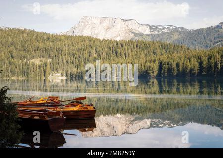 Lac Durmitor avec bateaux en bois pris en mai 2022 Banque D'Images