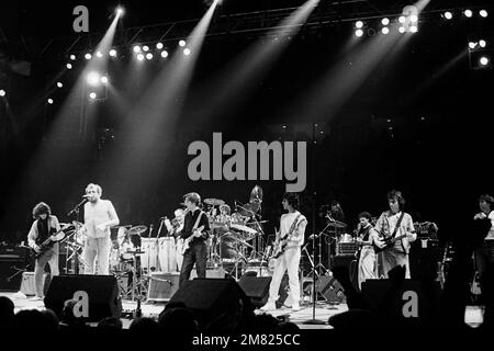 Jimmy page, Eric Clapton, Stevie Linwood, Andy Fair-weather Low, Bill Wyman, Charlie Watts et Jeff Beck en concert lors de la tournée DES ARMES à Los Angeles, en Californie, sur 5 décembre 1983. Crédit : Kevin Estrada/MediaPunch Banque D'Images