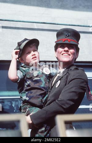 La femme et un fils du capitaine Mike Hicks, détachement de la Marine, attendent du saluer à son retour au port d'attache après 11 mois en mer à bord du navire de guerre USS NEW JERSEY (BB 62). Mme Hicks, comme son mari, est capitaine du corps des Marines. Base: Naval Air Station, long Beach État: Californie (CA) pays: Etats-Unis d'Amérique (USA) Banque D'Images