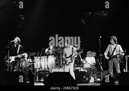 Jimmy page, Eric Clapton, Stevie Linwood, Andy Fair-weather Low, Bill Wyman, Charlie Watts et Jeff Beck en concert lors de la tournée DES ARMES à Los Angeles, en Californie, sur 5 décembre 1983. Crédit : Kevin Estrada/MediaPunch Banque D'Images