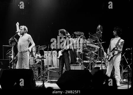 Jimmy page, Eric Clapton, Stevie Linwood, Andy Fair-weather Low, Bill Wyman, Charlie Watts et Jeff Beck en concert lors de la tournée DES ARMES à Los Angeles, en Californie, sur 5 décembre 1983. Crédit : Kevin Estrada/MediaPunch Banque D'Images