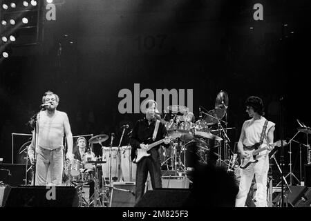 Jimmy page, Eric Clapton, Stevie Linwood, Andy Fair-weather Low, Bill Wyman, Charlie Watts et Jeff Beck en concert lors de la tournée DES ARMES à Los Angeles, en Californie, sur 5 décembre 1983. Crédit : Kevin Estrada/MediaPunch Banque D'Images