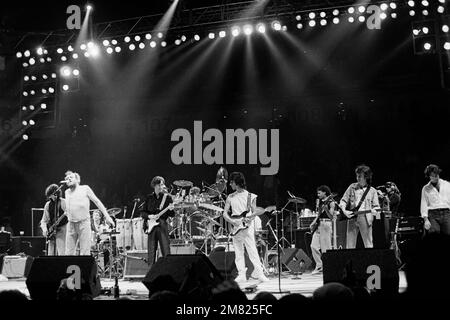 Jimmy page, Eric Clapton, Stevie Linwood, Andy Fair-weather Low, Bill Wyman, Charlie Watts et Jeff Beck en concert lors de la tournée DES ARMES à Los Angeles, en Californie, sur 5 décembre 1983. Crédit : Kevin Estrada/MediaPunch Banque D'Images