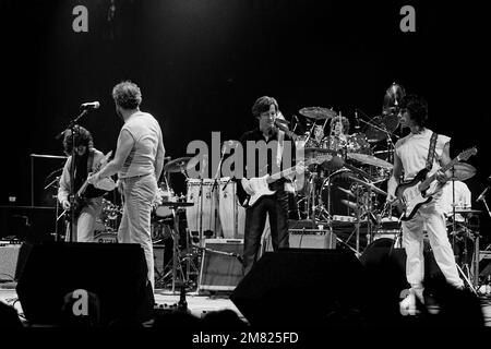 Jimmy page, Eric Clapton, Stevie Linwood, Andy Fair-weather Low, Bill Wyman, Charlie Watts et Jeff Beck en concert lors de la tournée DES ARMES à Los Angeles, en Californie, sur 5 décembre 1983. Crédit : Kevin Estrada/MediaPunch Banque D'Images