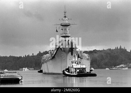 Les remorqueurs guident le cuirassé USS MISSOURI (BB 63) loin du quai lorsqu'il commence le voyage vers le chantier naval de long Beach, Californie, où il est prévu de procéder à des travaux de réactivation/modernisation. Base: Bremerton État: Washington (WA) pays: Etats-Unis d'Amérique (USA) Banque D'Images