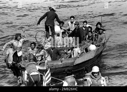 Une ligne est fixée à un bateau de pêche de 35 pieds par les hommes de pêche USS BLUE RIDGE (LCC 19) dans un bateau de vie. Le navire de commandement amphibie a secouru 35 réfugiés vietnamiens à 350 miles au nord-est de Cam Ranh Bay, au Vietnam, après avoir passé huit jours en mer. Ils ont été transportés à Hong Kong. Pays: Mer de Chine méridionale Banque D'Images