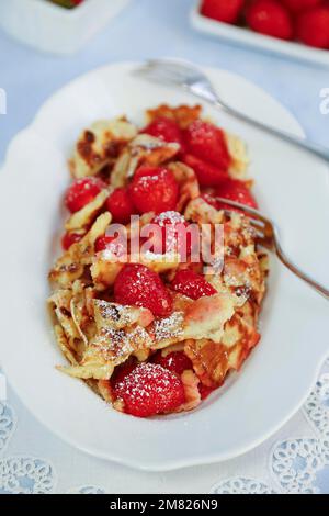 Cuisine souabe, Kratzete aux fraises flambées, dessert, crêpes, pâtisseries, fruits, végétarien, dessert, plat de service, fraises fraîches dans le Banque D'Images