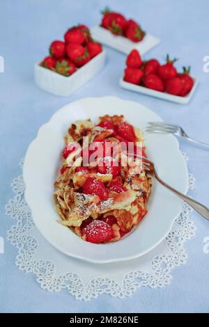 Cuisine souabe, Kratzete aux fraises flambées, dessert, crêpes, pâtisseries, fruits, végétarien, dessert, plat de service, fraises fraîches dans le Banque D'Images