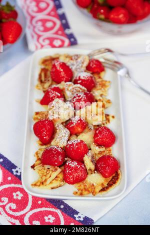 Cuisine souabe, Kratzete aux fraises flambées, dessert, crêpes, pâtisseries, fruits, végétarien, dessert, plat de service, fraises fraîches dans le Banque D'Images