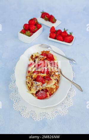 Cuisine souabe, Kratzete aux fraises flambées, dessert, crêpes, pâtisseries, fruits, végétarien, dessert, plat de service, fraises fraîches dans le Banque D'Images