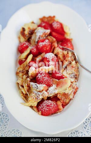 Cuisine souabe, Kratzete aux fraises flambées, dessert, crêpes, pâtisseries, fruits, végétarien, dessert, plat de service, fraises fraîches dans le Banque D'Images