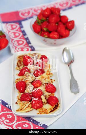 Cuisine souabe, Kratzete aux fraises flambées, dessert, crêpes, pâtisseries, fruits, végétarien, dessert, plat de service, fraises fraîches dans le Banque D'Images