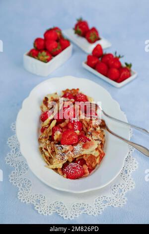 Cuisine souabe, Kratzete aux fraises flambées, dessert, crêpes, pâtisseries, fruits, végétarien, dessert, plat de service, fraises fraîches dans le Banque D'Images