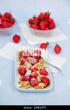 Cuisine souabe, Kratzete aux fraises flambées, dessert, crêpes, pâtisseries, fruits, végétarien, dessert, plat de service, fraises fraîches dans le Banque D'Images