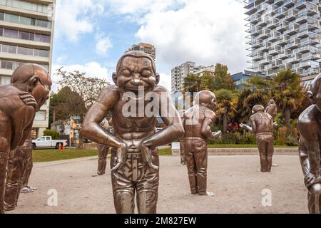 Une sculpture en bronze de rire à labyrinthe par Yue Minjun, située dans le parc Morton à Vancouver, en Colombie-Britannique. Statues géantes riant dans la baie English. VoC Banque D'Images