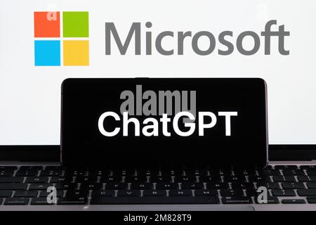 Logo ChatGPT vu sur le smartphone et LOGO MICROSOFT vu sur l'écran de l'ordinateur portable et des billets en dollars. Concept pour l'acquisition de la société OPENAI Chat GPT. Banque D'Images