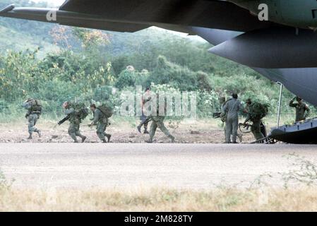 Les soldats quittent un avion C-130 Hercules au cours de l'exercice d'entraînement sur le terrain conjoint États-Unis/Honduras Ahuas Tara II (Big Pine). Objet opération/série: AHUAS TARA II pays: Honduras (HND) Banque D'Images