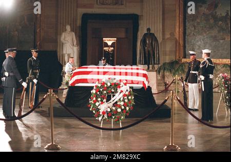 Un garde d'honneur commun de services assiste au Serviceman inconnu de l'époque du Vietnam alors qu'il se trouve dans l'état dans la rotonde du Capitole. L'inconnu restera dans l'état jusqu'au jour du souvenir, où il sera conduit au cimetière national d'Arlington pour un service funéraire d'état et l'internement à la tombe des inconnus. Base: Washington État: District de Columbia (DC) pays: Etats-Unis d'Amérique (USA) Banque D'Images