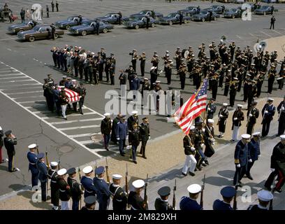 Un garde-couleurs et des aumôniers de services communs des différents services et religions précèdent le cercueil du Serviceman inconnu de l'époque du Vietnam vers le haut du Capitole dans la rotonde. L'inconnu restera dans l'état jusqu'à 28 mai. Un enterrement d'État sera alors tenu, suivi d'un internement au tombeau des inconnus dans le cimetière national d'Arlington. Base: Washington État: District de Columbia (DC) pays: Etats-Unis d'Amérique (USA) Banque D'Images