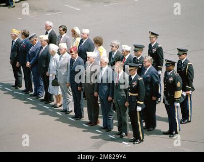 Des représentants de groupes de vétérans font partie du cordon d'honneur à l'extérieur du bâtiment du Capitole pour le Serviceman inconnu de l'époque du Vietnam. L'inconnu restera dans l'état jusqu'à 28 mai, où un service funéraire de l'État aura lieu dans l'Amphithéâtre commémoratif du cimetière national d'Arlington, suivi d'un internement à la tombe des inconnus. Base: Washington État: District de Columbia (DC) pays: Etats-Unis d'Amérique (USA) Banque D'Images