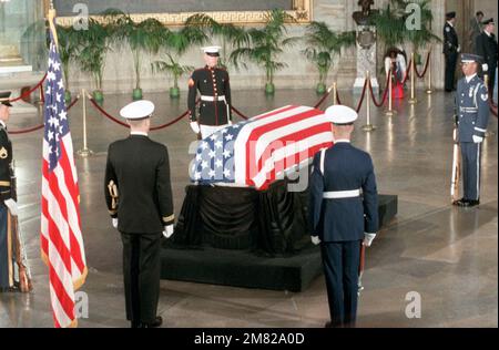 Un garde d'honneur commun de services assiste au Serviceman inconnu de l'époque du Vietnam alors qu'il se trouve dans l'état dans la rotonde du Capitole. L'inconnu restera dans l'état jusqu'au jour du souvenir, où il sera conduit au cimetière national d'Arlington pour un service funéraire d'état et l'internement à la tombe des inconnus. Base: Washington État: District de Columbia (DC) pays: Etats-Unis d'Amérique (USA) Banque D'Images