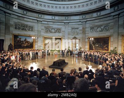 VIP's, les vétérans du Vietnam et d'autres invités attendent que le Serviceman inconnu de l'époque du Vietnam soit amené dans la rotonde du Capitole lors d'une cérémonie d'arrivée. L'inconnu sera dans l'état sur la catafalque au centre de la salle jusqu'au jour du souvenir, quand il sera conduit au cimetière national d'Arlington pour l'internement à la tombe des inconnus. Base: Washington État: District de Columbia (DC) pays: Etats-Unis d'Amérique (USA) Banque D'Images