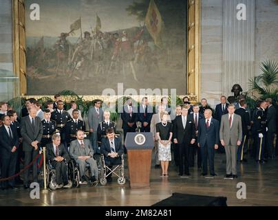 Le président et Mme Ronald Reagan, les VIP, les anciens combattants du Vietnam et d'autres invités attendent que le Serviceman inconnu de l'époque du Vietnam soit amené dans la rotonde du Capitole lors d'une cérémonie d'arrivée. L'inconnu sera dans l'état dans la rotonde jusqu'au jour du souvenir, où il sera conduit au cimetière national d'Arlington pour internement à la tombe des inconnus. Base: Washington État: District de Columbia (DC) pays: Etats-Unis d'Amérique (USA) Banque D'Images