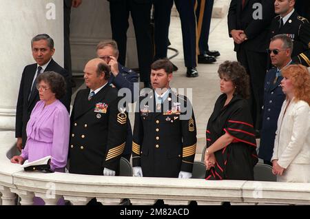 Pallbarers honoraires au cimetière national d'Arlington pendant les funérailles d'État pour le Serviceman inconnu de l'époque du Vietnam. De gauche à droite : retraité des États-Unis Bleu marine CMDR. Everett Alvarez Jr., ancien prisonnier de guerre; retraité des États-Unis James E. Williams, chef de la Marine, est le compagnon de Boatswain; retraité des États-Unis Col. De la force aérienne George E. « Bud » Day ; MAÎTRE SGT. Jon R. Cavaiani, États-Unis Armée; et LT. COLONNE James P. Fleming, États-Unis Air Force, tous les récipiendaires de la Médaille d'honneur pour service au Vietnam. Base: Arlington État: Virginia (va) pays: Etats-Unis d'Amérique (USA) Banque D'Images