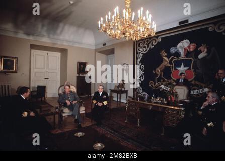 Le président de la République du Chili, le général Augusto Pinochet, au centre, discute d'UNITAS avec le contre-amiral Clinton Taylor, commandant de la force opérationnelle UNITAS XXV, et l'amiral Jose T. Merino Castro, commandant en CHEF de la marine chilienne. Sujet opération/série: UNITAS XXV base: Santiago pays: Chili (CHL) Banque D'Images