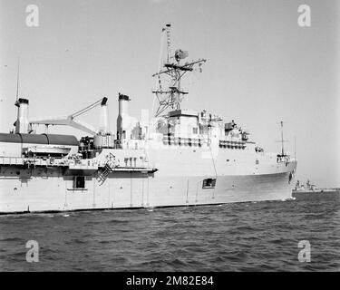 Vue sur un quartier tribord (en avant) du quai de transport amphibie USS NASHVILLE (LPD 13). Base: Portsmouth État: Virginie (va) pays: Etats-Unis d'Amérique (USA) Banque D'Images