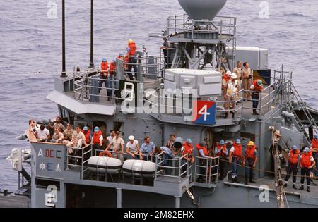 Des membres de l'équipage de la frégate de missile guidé USS JACK WILLIAMS (FFG 24) observent les opérations de réapprovisionnement en cours. Pays: Océan Atlantique (AOC) Banque D'Images