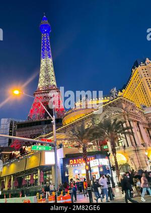 Réplique de la Tour Eiffel à l'extérieur de l'Hôtel et Casino de Paris sur le Strip à Las Vegas, Nevada, Etats-Unis Banque D'Images