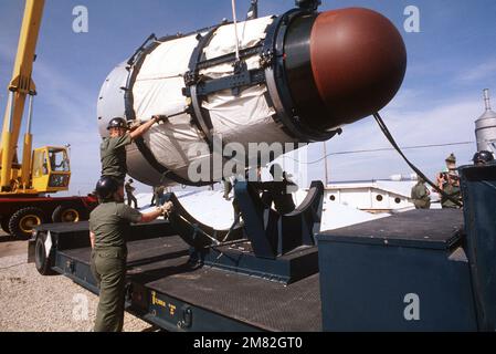 Les membres de l'aile stratégique des missiles de 381st guident un véhicule de retour Titan II sur une remorque pour le transport vers la base. C'est le premier missile Titan II à être désactivé chez McConnell. Base : McConnell Air Force base État : Kansas (KS) pays : États-Unis d'Amérique (USA) Banque D'Images
