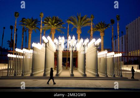 L'artiste Chris Burden installation d'anciens lampadaires de Los Angeles au musée d'art contemporain Borad à LACMA Banque D'Images