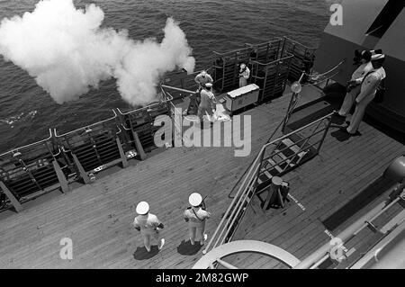 La batterie à salinisation tribord est tirée à bord du cuirassé USS IOWA (BB-61) en reconnaissance du jour de l'indépendance. Base: Cartagena pays: Colombie (col) Banque D'Images