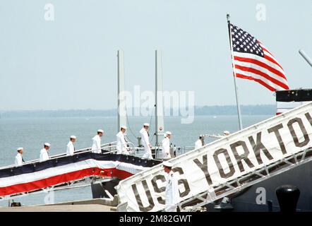 Des membres de l'équipage embarquent à bord du croiseur de missiles guidé Aegis USS YORKTOWN (CG 48) lors de sa cérémonie de mise en service à la Station d'armes navales. Base: Yorktown État: Virginie (va) pays: Etats-Unis d'Amérique (USA) Banque D'Images