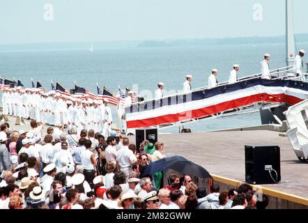 Les clients regardent alors que des hommes d'équipage se rendent à bord du croiseur de missiles guidé Aegis USS YORKTOWN (CG 48) lors de sa cérémonie de mise en service à la base d'armes navales. Base: Yorktown État: Virginie (va) pays: Etats-Unis d'Amérique (USA) Banque D'Images