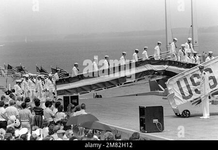 Des membres de l'équipage embarquent à bord du croiseur de missiles guidé Aegis USS YORKTOWN (CG 48) lors de sa cérémonie de mise en service. Base: Station d'armes navales, Yorktown État: Virginie (va) pays: Etats-Unis d'Amérique (USA) Banque D'Images