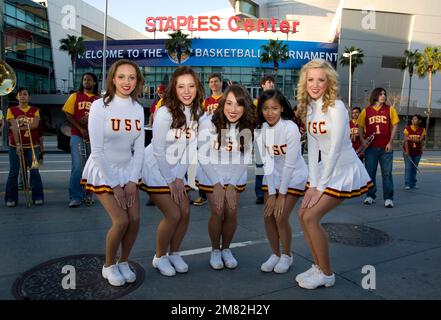 Les cheerleaders de l'USC, l'Université de Californie du Sud, apparaissent lors d'un événement à L.A. Vivez à l'Downtwon Los Angeles, CA, États-Unis Banque D'Images